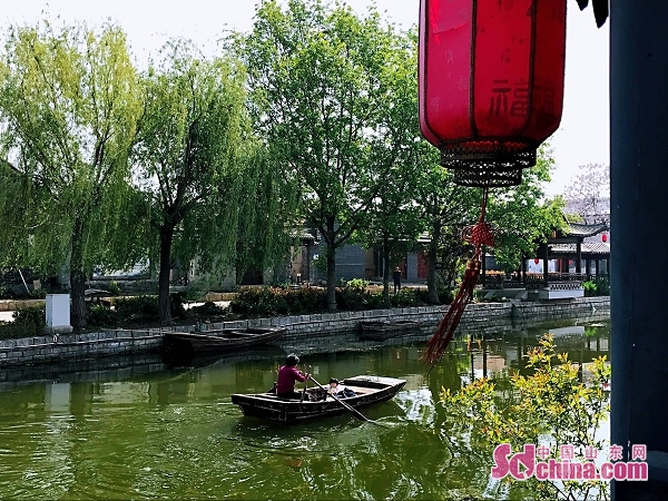 南陽古鎮坐落於於微山湖中心,這是一座湖裡面的北方水鄉,素有