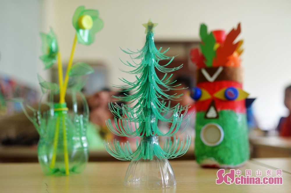 山东青岛迎接世界地球日小学生秀环保创意