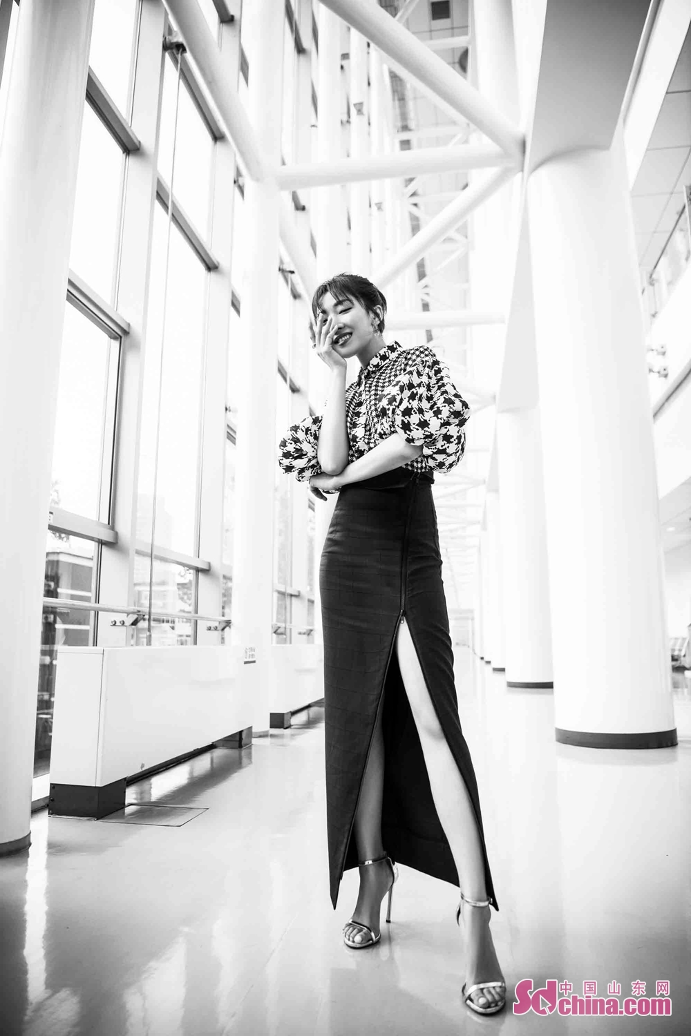 菅纫姿黑白写真曝光 上演迷人"眼神杀"