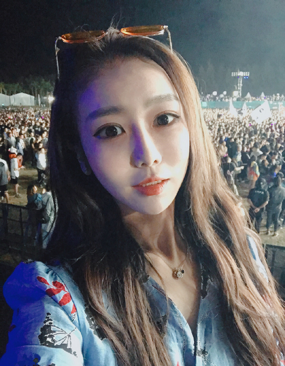 王思聪三亚同行女伴正面照疑曝光 女方主动晒合照