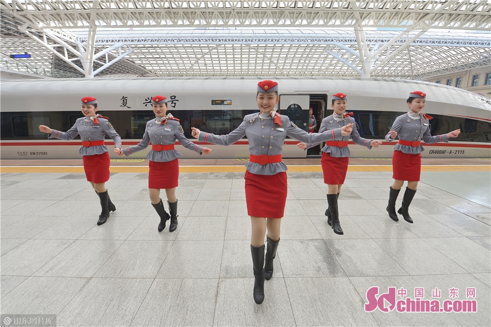 在青岛发往北京的g188次列车上,新&ldquo;五朵金花&rdquo;列车长为