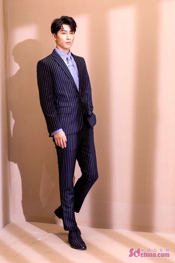 英伦苏窦骁参加活动绅士前卫上演西装杀