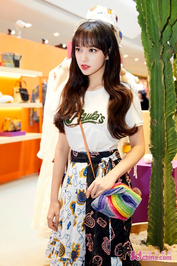 程潇亮相活动妆容精致笑容甜美被赞真人芭比