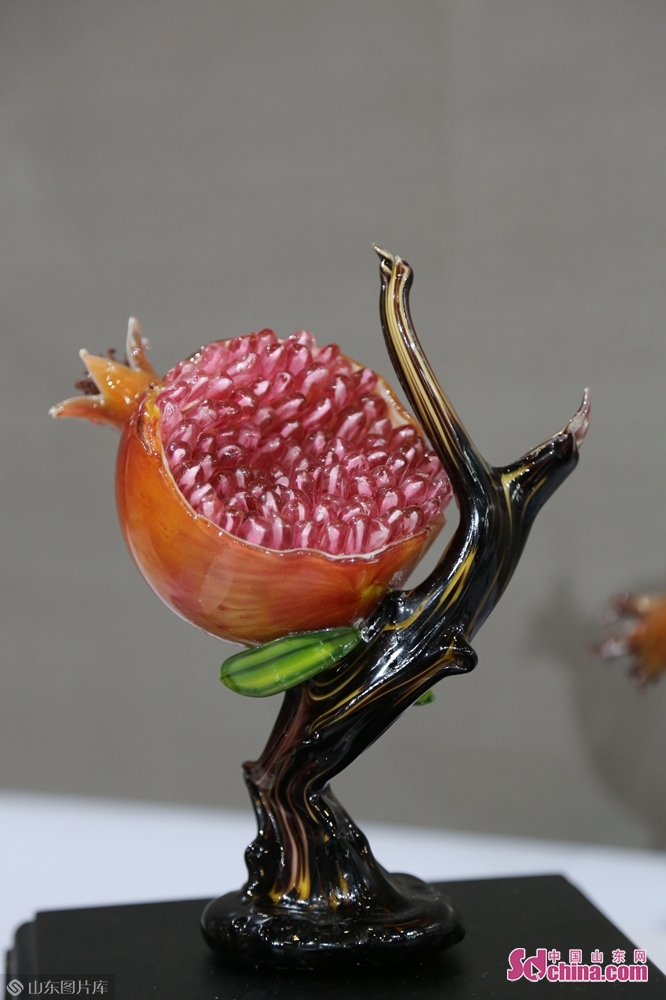  br/>  博山琉璃石榴籽造型非常逼真. br/>
