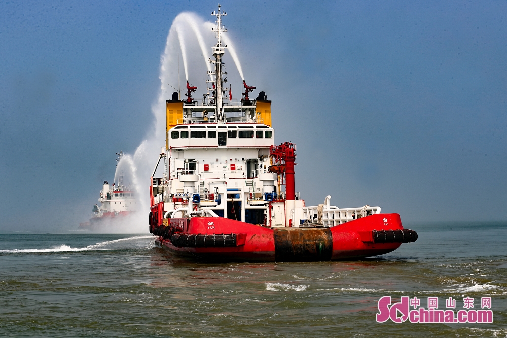 8月1日,中国石化胜利油田海洋石油船舶中心组织实施&ldquo;海上消防&