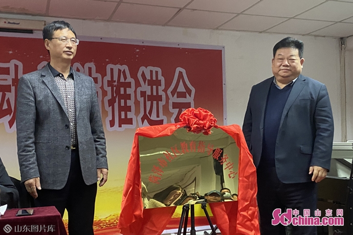 获奖人员分别上台领奖;刘洪杰及马飞为菏泽市社区教育指导服务中心