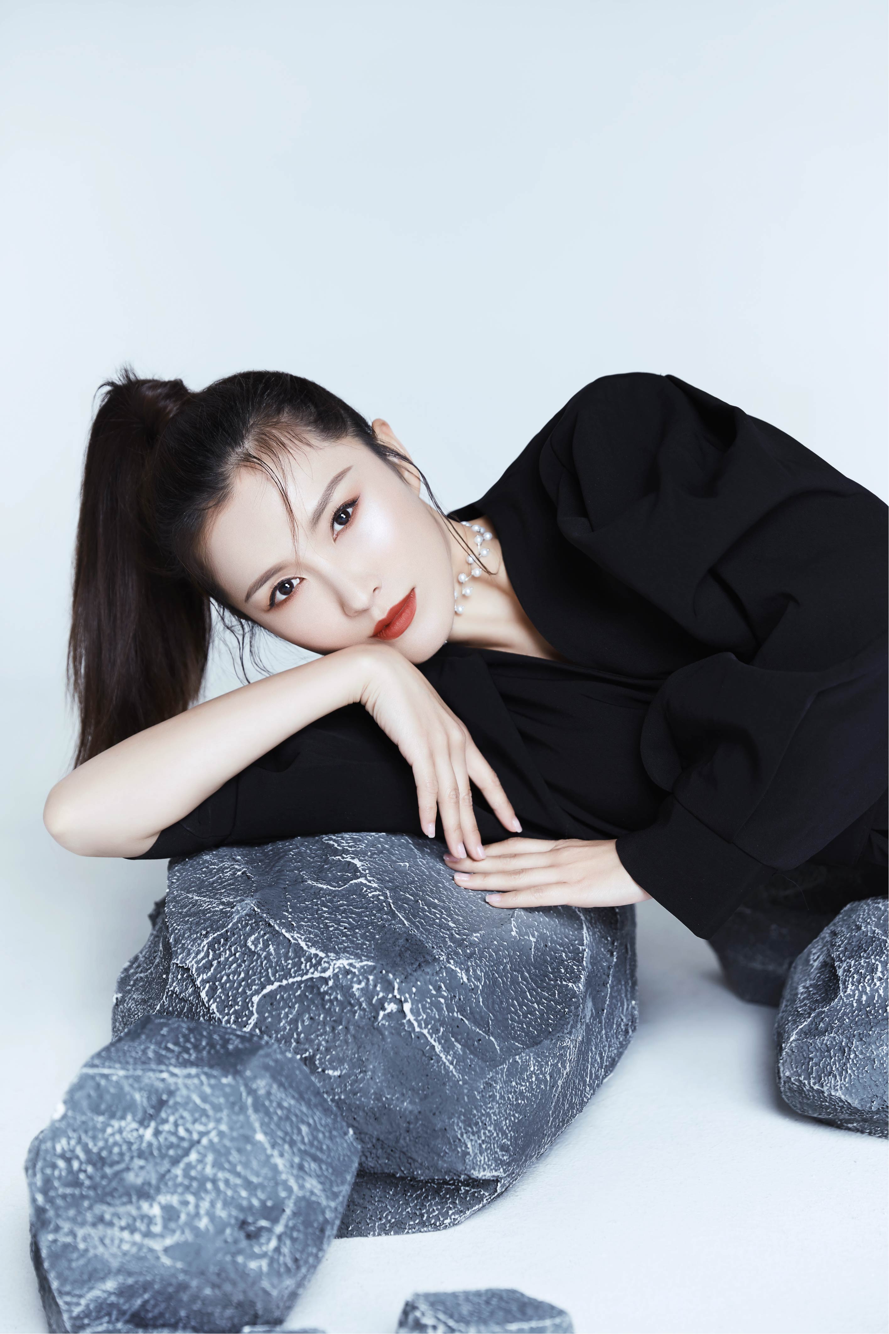 徐洁儿酷飒写真曝光 性感冷艳气场十足