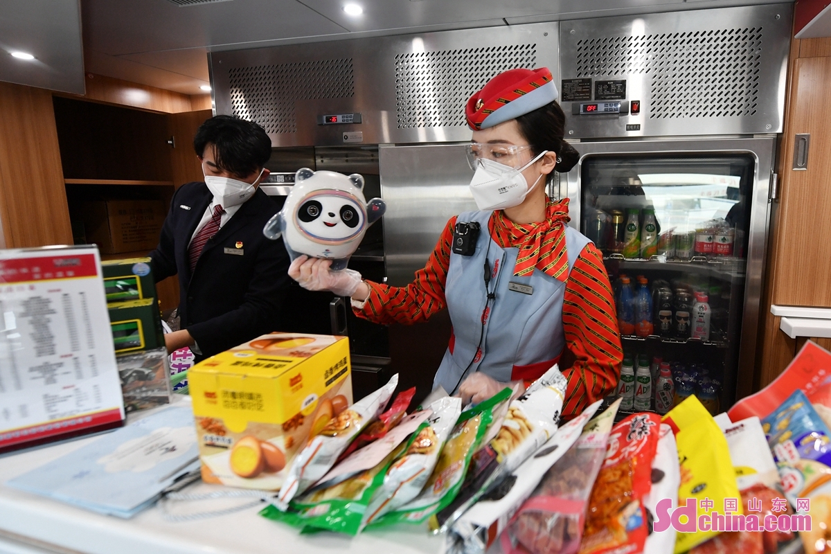 绿巨人&rdquo;动车组旅客餐厅为小旅客准备冬奥会吉祥物 br/>