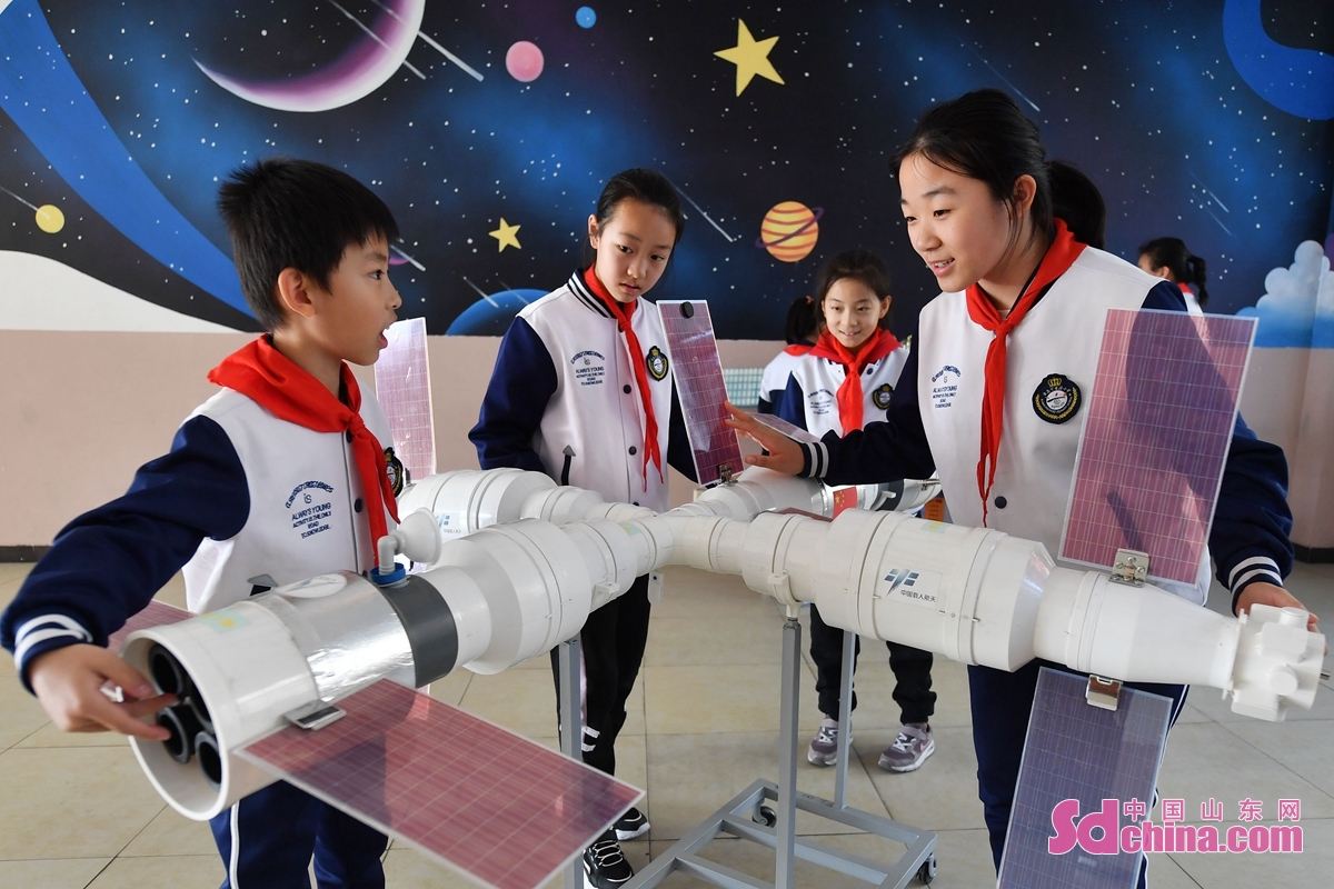 为主题,组织学生利用废旧材料进行“校园科技节”创意活动