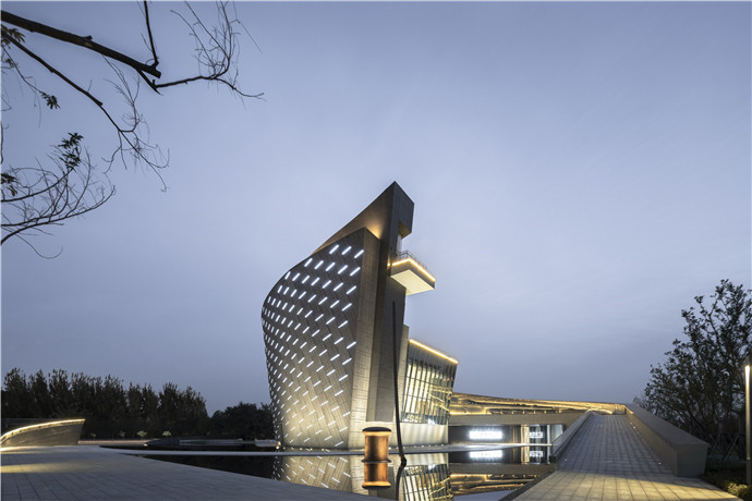 光与水影间济宁华侨城运河文化艺术中心