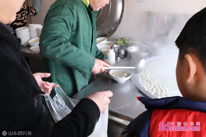 孟二白湯館的顧客們正在購買新鮮的丸子