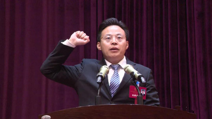 会上,孔素贞,韩耀辉分别进行了宪法宣誓.