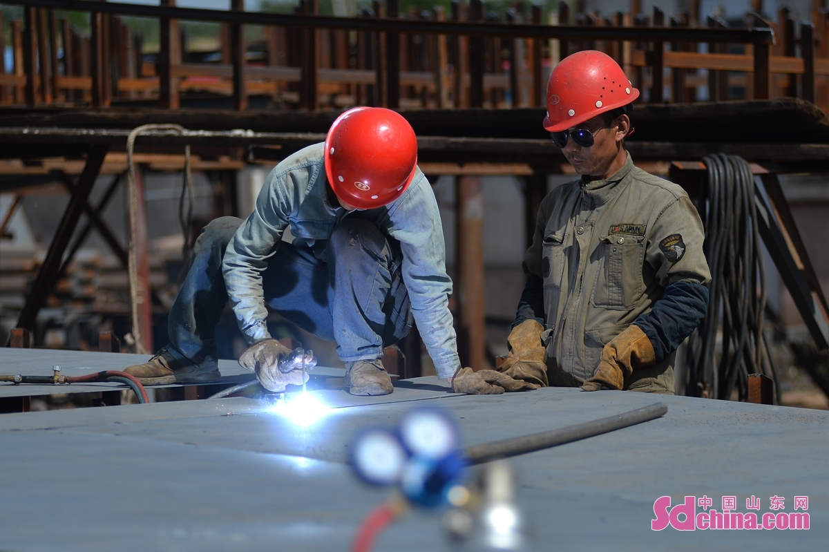 青岛造船企业赶订单忙生产