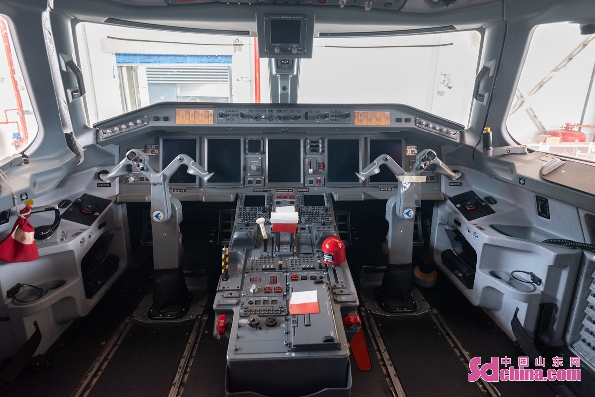  br/>  erj190飞机采用了电传操控,新一代航电和复合材料等先进技术.