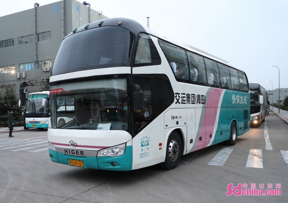  br/>  1月25日,20余部返乡直通车缓缓从山东青岛西海岸新区海尔工业
