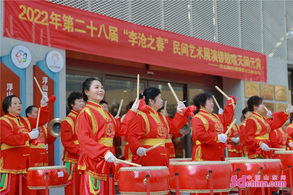 ldquo;李滄之春”民間藝術展演活動中,居民進行鑼鼓展演喜迎