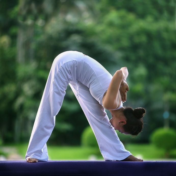 是造成颈椎病的重要原因,每天抽出几分钟做以下两个简单的瑜伽动作