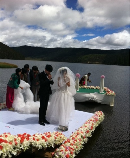 谢娜张杰婚礼现场直击 新郎宣读结婚誓词新娘落泪(图)