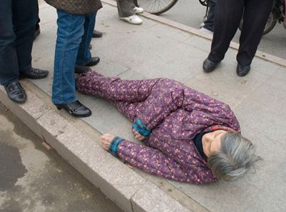 九旬老人突然倒地