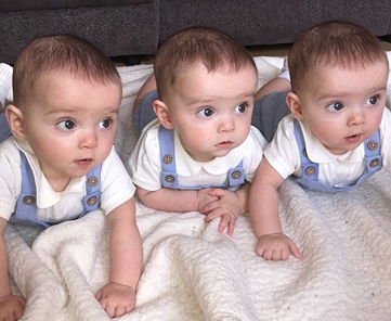 萌炸!英国母亲晒同卵三胞胎 完美的复制 粘贴