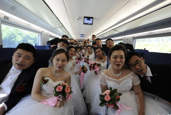 甘肃临洮县机场村广场,围满了前来排队领钱的村民,村支书边国胜向村里