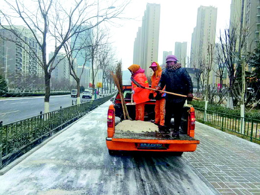 22日,环卫工人在龙奥北路辅道上撒融雪剂 济南市城管局供图