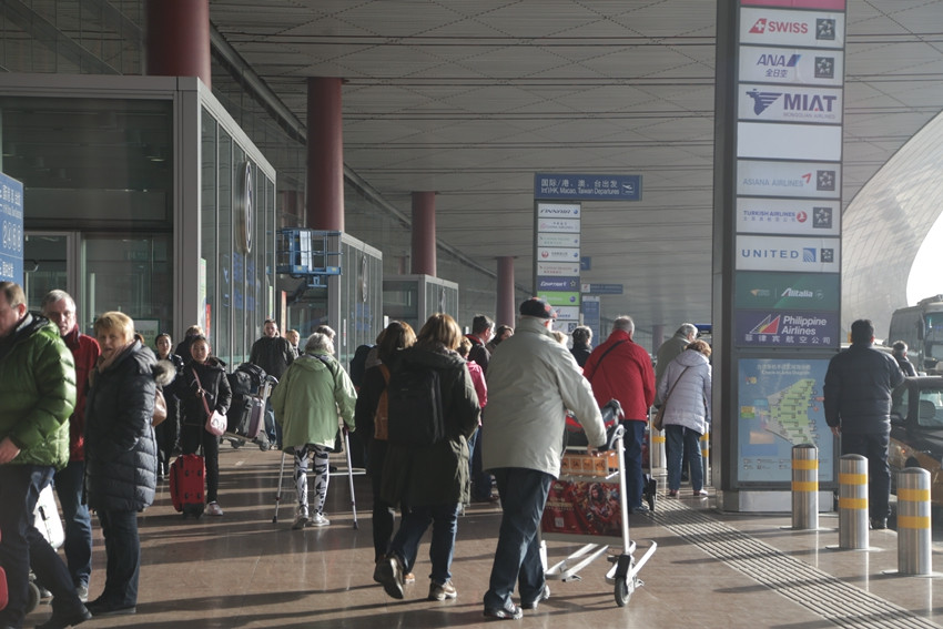 北京首都国际机场3号航站楼出发口,出行的旅客们已经络绎不绝