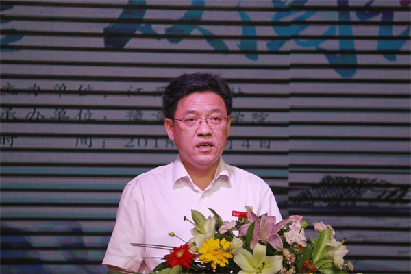 李文龙在总结发言中指出,黎隆武教授堪称师范生的楷模,他的著作《千古