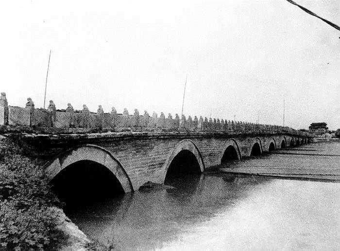 1937年7月7日深夜,     正在卢沟桥一带进行"演习"的日军