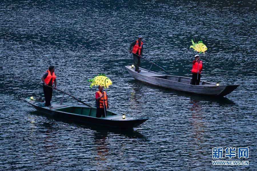  br/>  9月25日,在宋村乡云源港的水面上,渔民划着渔船,船头点亮渔灯
