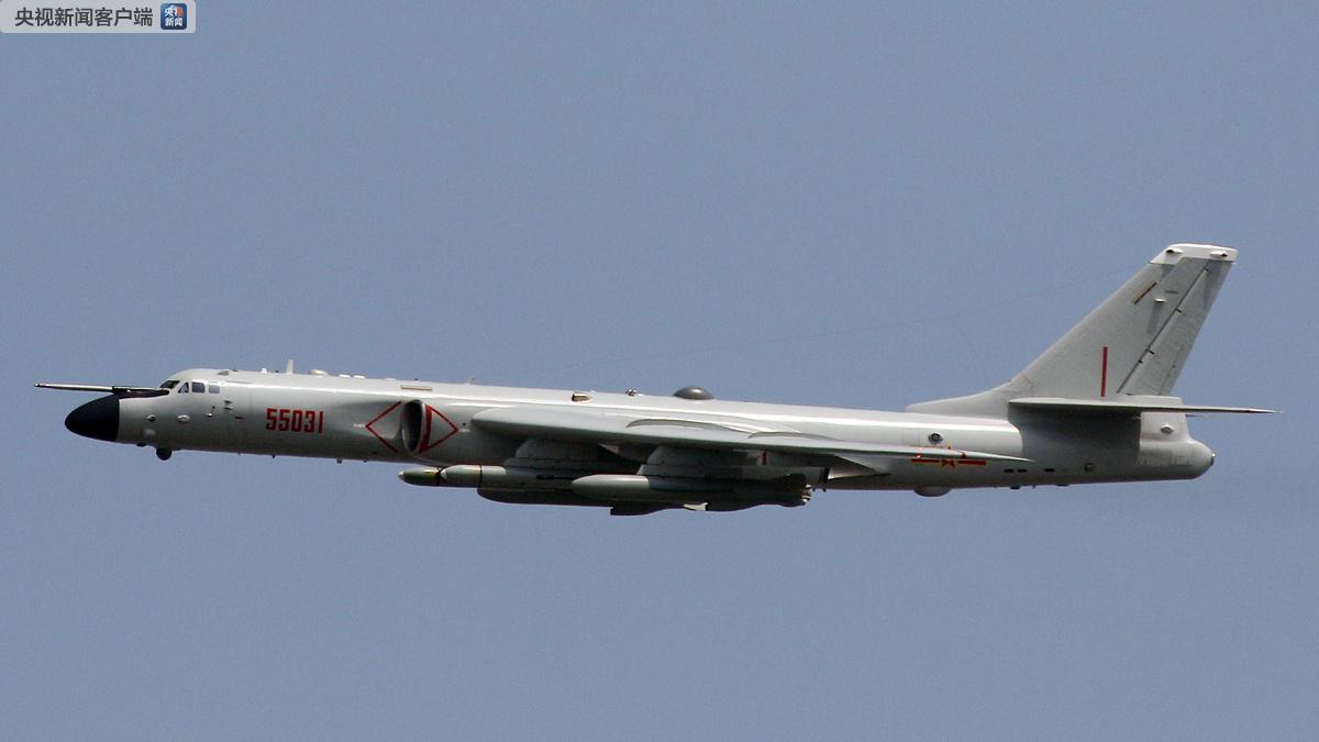 其中,国产新型远程战略轰炸机轰-6n是首次亮相.