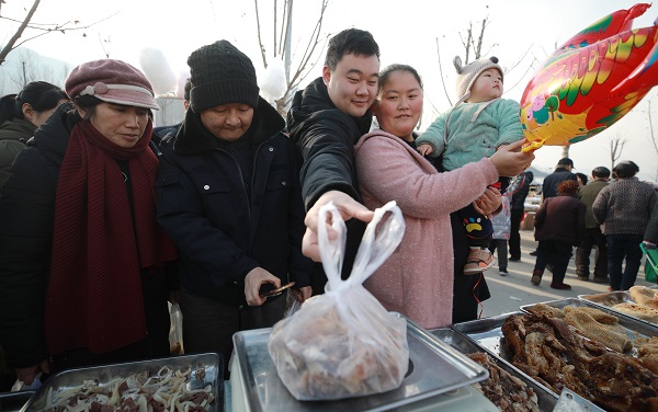 新春走基层赶年集品年味