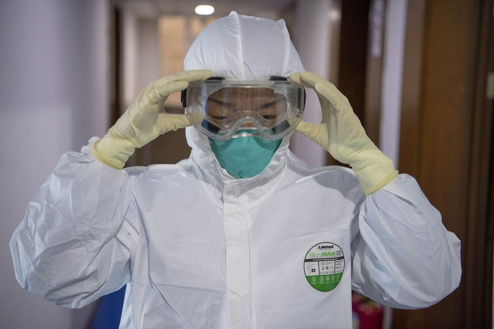 3月3日,张慧变在吕梁市疾控中心的实验室外佩戴防护眼镜.