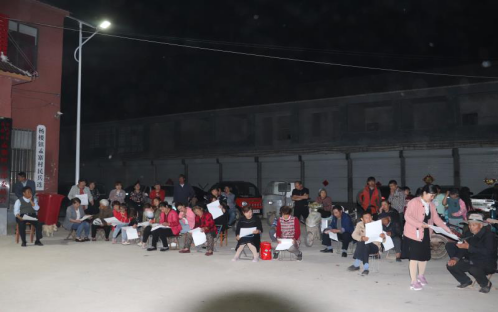 黄绍立更是忙得不亦乐乎,担任本次乡村夜话的主持,不断把话筒递