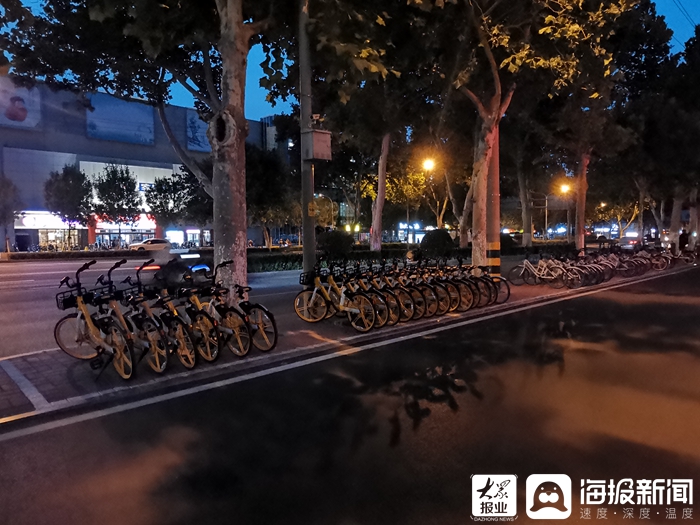 晚上8点,火爆场面并未出现,不少车辆无取用痕迹