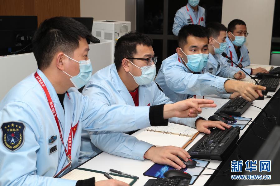 2月10日,在北京航天飞行控制中心,航天科研人员在监测&ldquo