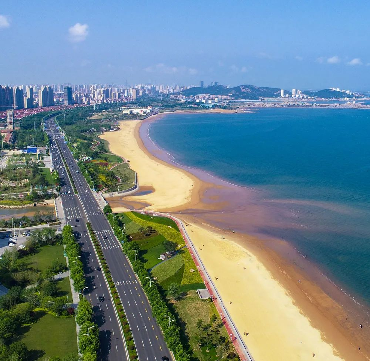 图为青岛市黄岛区灵山湾一角.