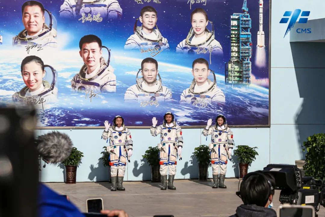 神舟十四號載人飛行任務航天員乘組出征儀式在酒泉衛星發射中心問天閣