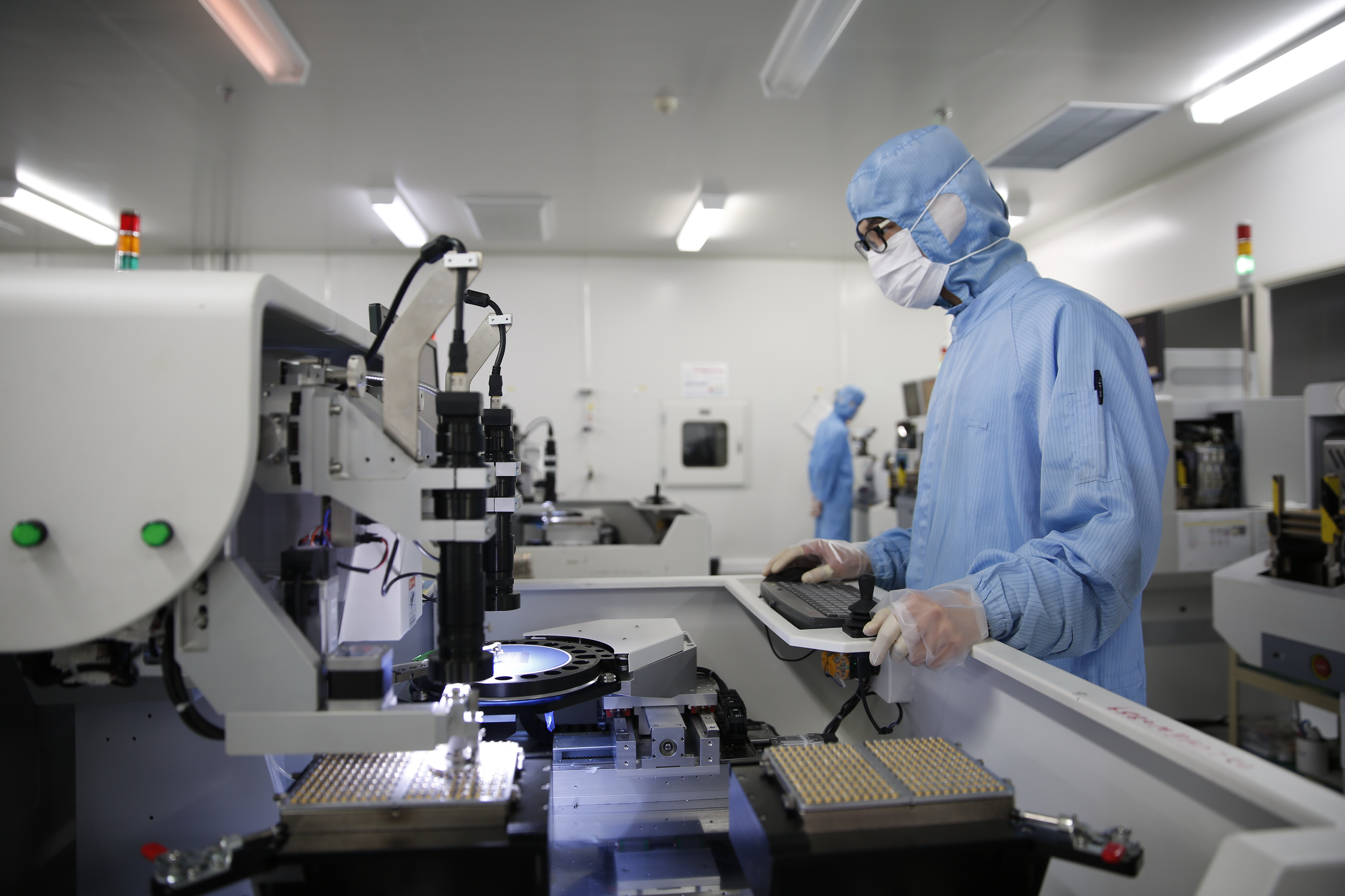 位于潍坊高新区的山东浪潮华光光电子股份有限公司,技术工人正在进行