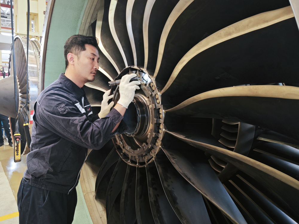 在北京飞机维修工程有限公司(ameco)发动机装配分解车间,装配组组长李